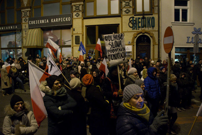 Protest KOD Zielona Góra przeciw ograniczeniu mediów w Sejmie