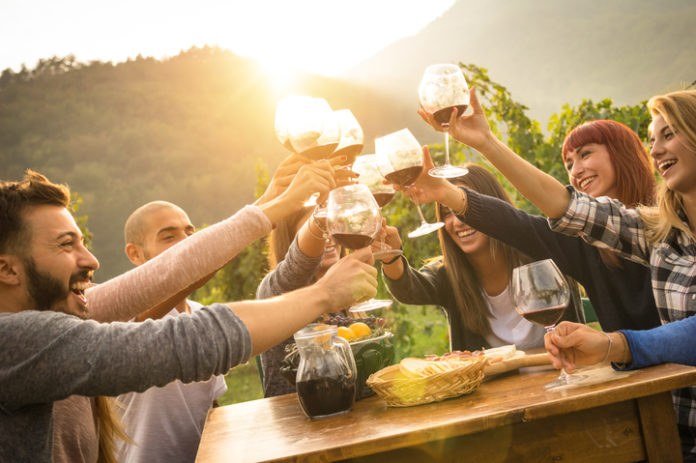Winobranie 2018 - Zielona Góra - przyjaciele piją wino