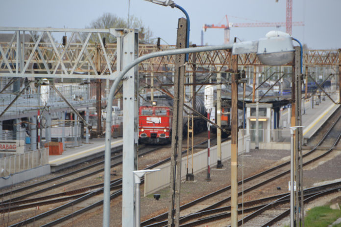 pociąg dworzec tory